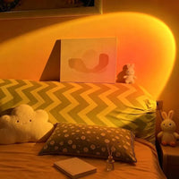 Lampe coucher de soleil USB à col flexible – projection chaude au-dessus d'un lit