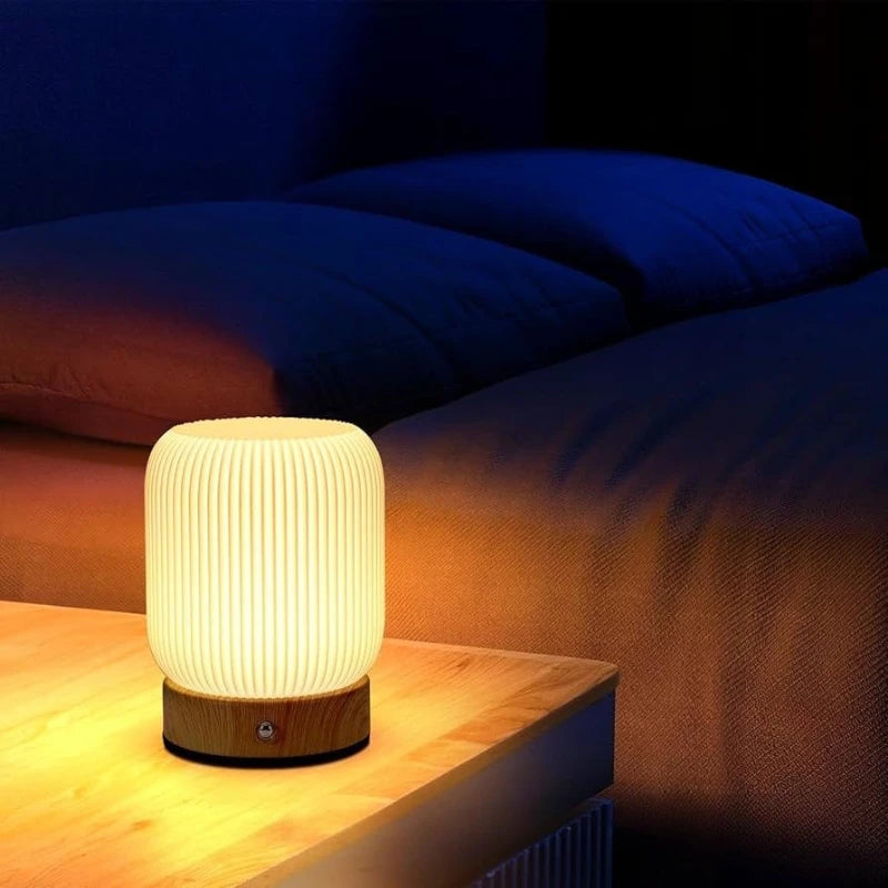 Lampe de table sans fil cannelée – allumée sur une table basse devant un canapé