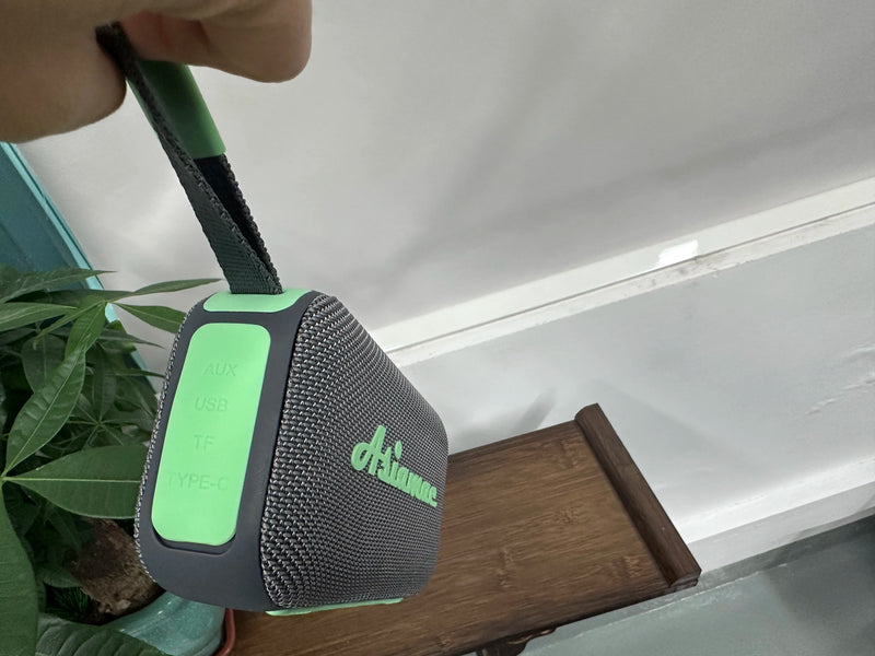 Enceinte Bluetooth lumineuse portable – enceinte tenue par sa lanière