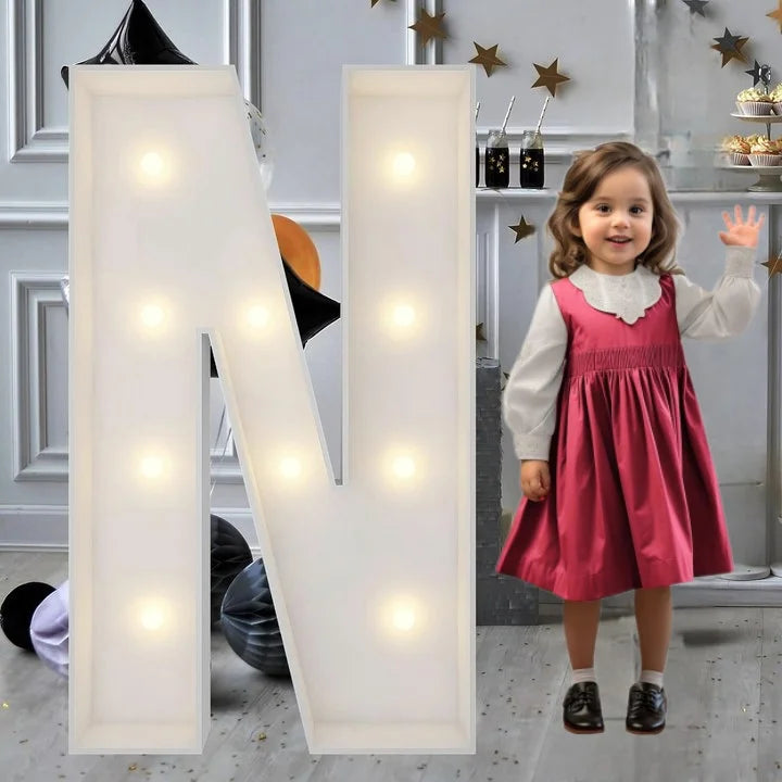 Lettre marquee 120 cm – la lettre N allumée à côté d'une petite fille