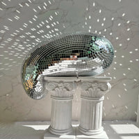 Boule à facettes déco fondue – boule projetant des éclats de lumière sur un mur, sur des colonnes