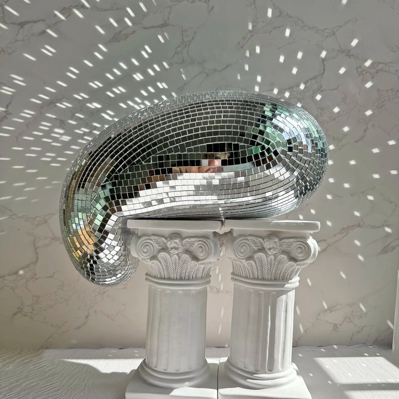 Boule à facettes déco fondue – boule projetant des éclats de lumière sur un mur, sur des colonnes