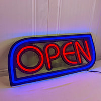 Panneau lumineux OPEN – lettres rouges, cadre bleu