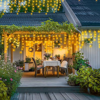 Guirlande stalactite LED – terrasse d'une maison avec table dressée sous la guirlande