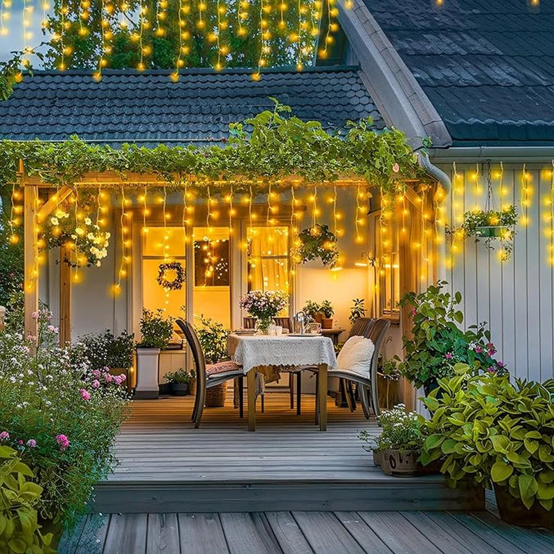 Guirlande stalactite LED – terrasse d'une maison avec table dressée sous la guirlande