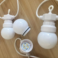 Guirlande guinguette G50 LED extérieur connectable – gros plan sur les ampoules, les douilles et une LED
