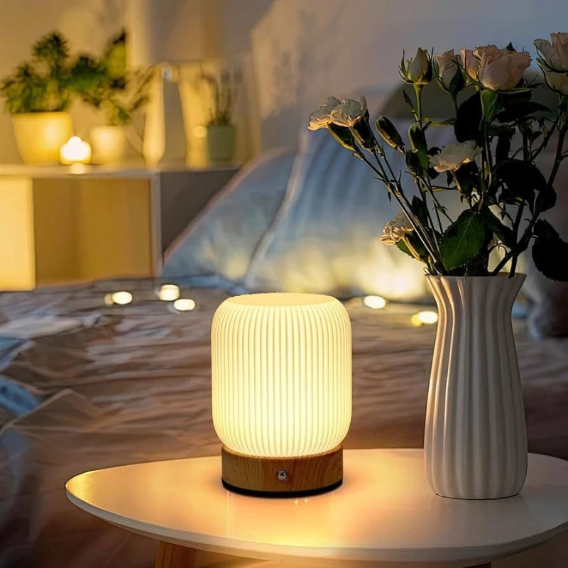 Lampe de table sans fil cannelée – allumée sur une table de nuit près d'un vase
