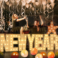 Lettre marquee 120 cm – mot NEW YEAR allumé devant un décor de ballons