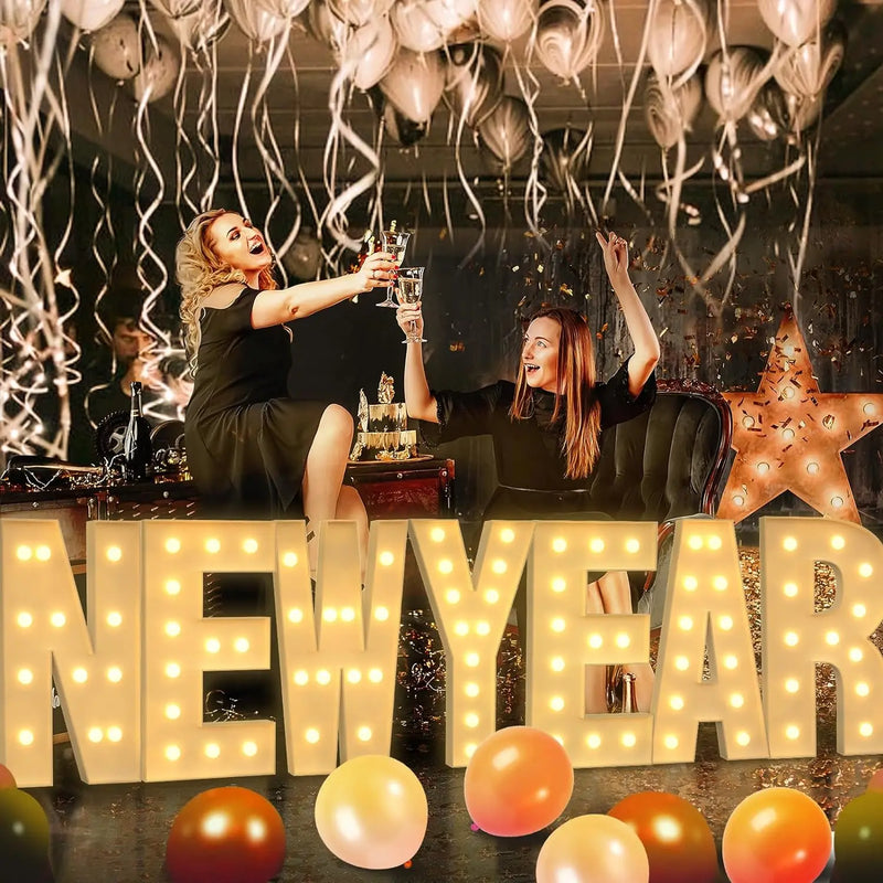 Lettre marquee 120 cm – mot NEW YEAR allumé devant un décor de ballons