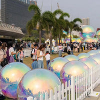 Boule miroir gonflable – boules irisées posées au sol lors d'un événement en plein air