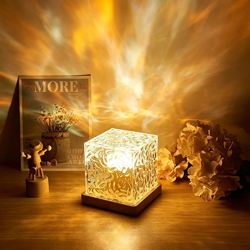 Lampe cube à ondulations d'eau – cube lumineux allumé en blanc chaud sur une étagère avec des fleurs