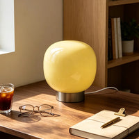 Lampe de table en verre à 3 teintes – lampe crème posée sur un bureau en bois