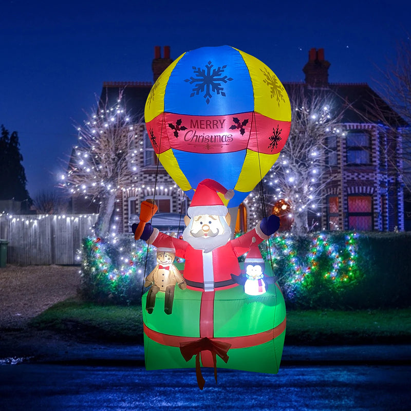 Père Noël gonflable en montgolfière – vue de nuit devant une maison
