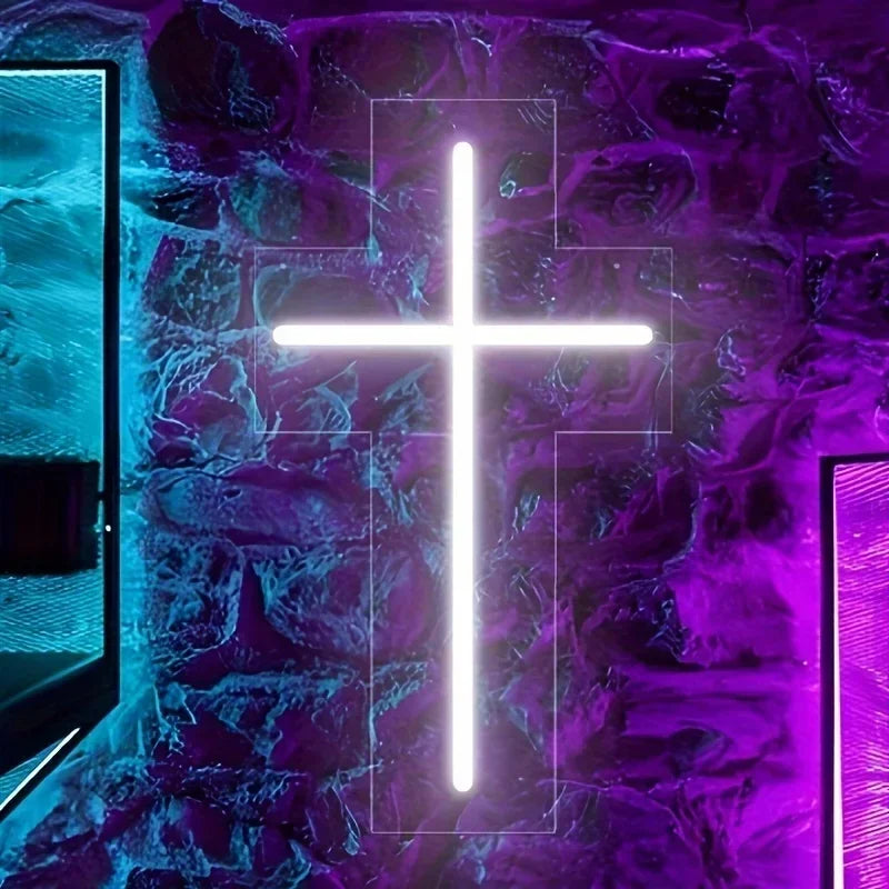 Néon LED croix lumineuse blanche – croix néon devant un mur éclairé en violet et bleu