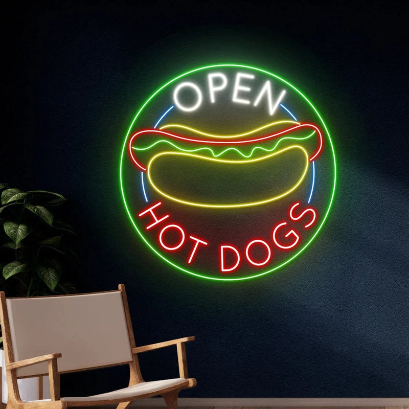 Enseigne néon Open Hot Dogs – ambiance avec fauteuil et plante