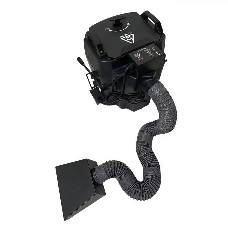 Machine à fumée lourde 4000 W – vue du dessus avec le couvercle à bouton rotatif, le conduit flexible et le boîtier de diffusion