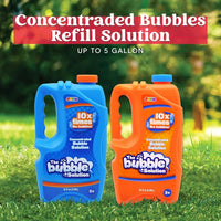 Solution concentrée pour machine à bulles – deux bouteilles, bleue et orange, dans l'herbe