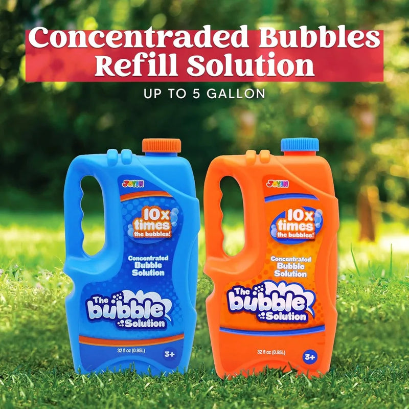 Solution concentrée pour machine à bulles – deux bouteilles, bleue et orange, dans l'herbe