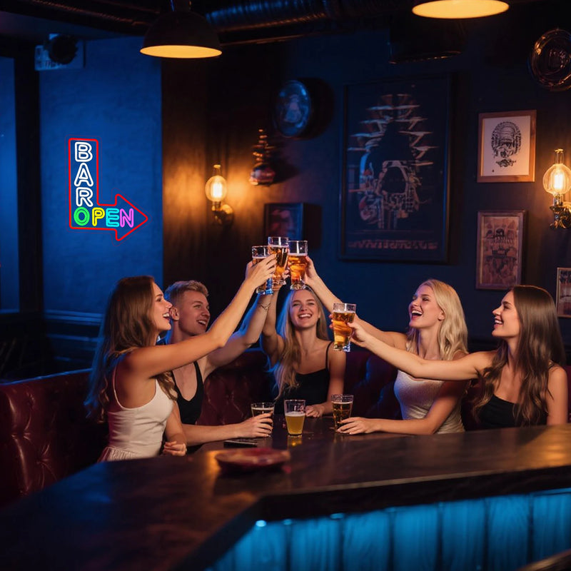 Enseigne néon BAR OPEN en flèche – clients qui trinquent dans un bar