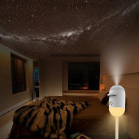Mini projecteur galaxie à lentille – ciel étoilé projeté au plafond d'une chambre, veilleuse chaude allumée