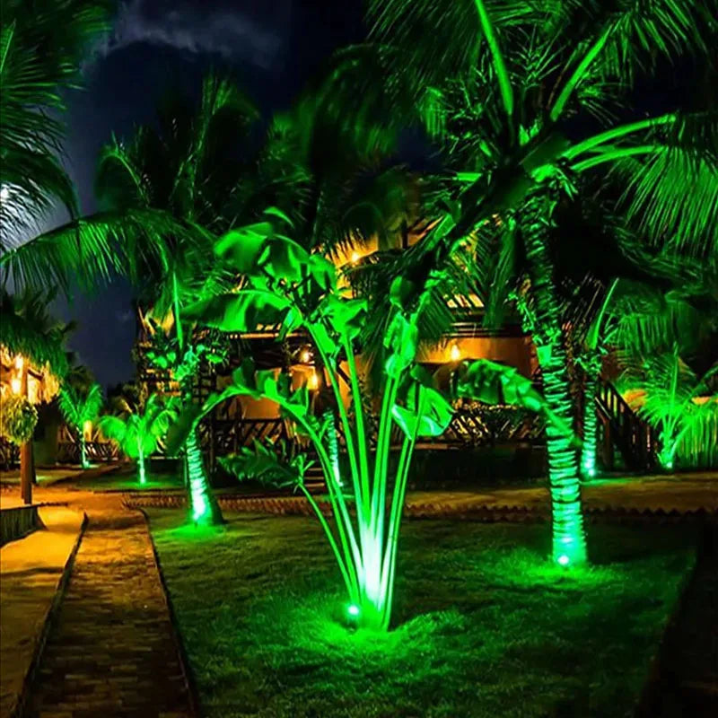 Spot arbre extérieur LED – palmiers éclairés en vert dans un jardin