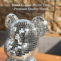 Ours disco en miroir – gros plan sur la mosaïque de miroirs d'une tête d'ours