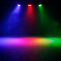 Lot de 2 lyres LED wash 36 x 18 W – faisceaux bleu, rouge et vert au-dessus d'une scène