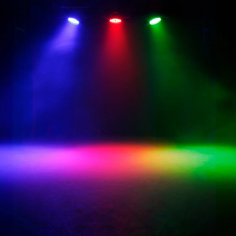 Lot de 2 lyres LED wash 36 x 18 W – faisceaux bleu, rouge et vert au-dessus d'une scène