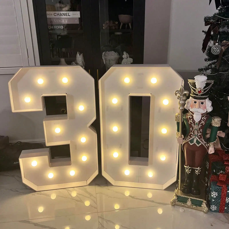 Chiffre lumineux géant 91,5 cm en carton mousse – chiffres 30 allumés dans un salon près d'un casse-noisette