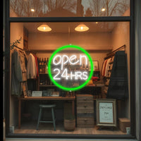 Panneau OPEN 24 HRS en néon LED – cercle vert, vue de la vitrine