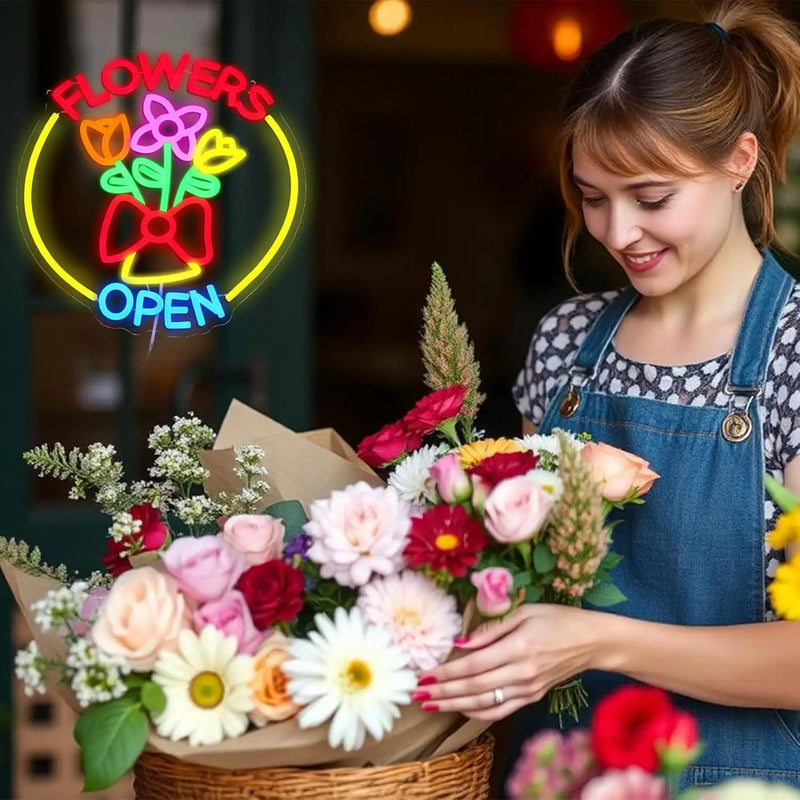 Enseigne néon fleuriste FLOWERS OPEN – en situation chez une fleuriste qui compose un bouquet