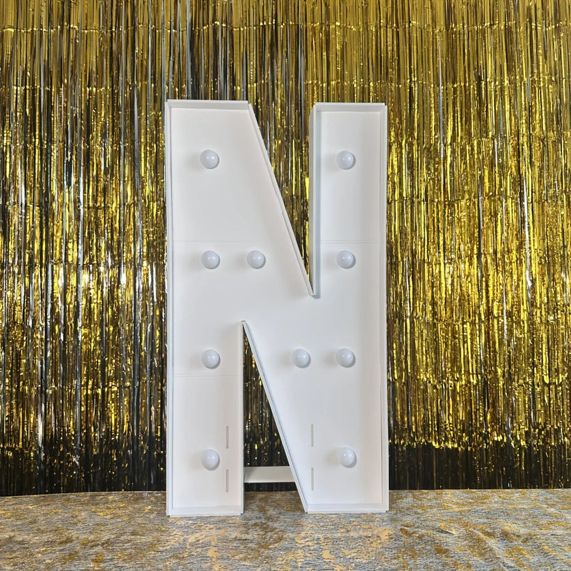 Lettre chapiteau lumineuse 91,5 cm – la lettre N en cadre blanc