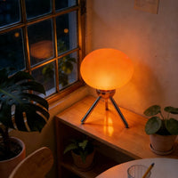 Lampe champignon en verre – globe rouge allumé, lueur orangée