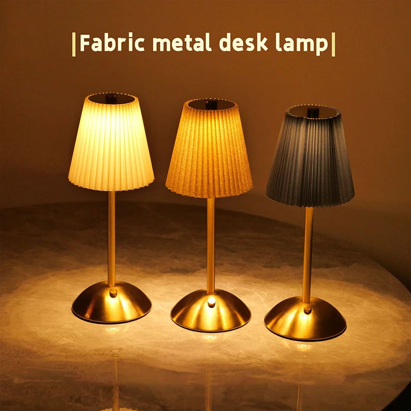 Lampe de table sans fil plissée – trois lampes allumées côte à côte
