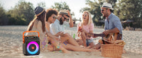 Enceinte karaoké familiale – enceinte lumineuse sur une plage