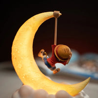 Lampe lune Luffy – Luffy suspendu à la lune allumée, vue de profil