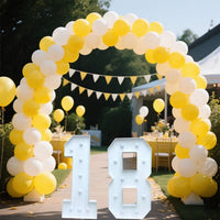 Chiffre marquee 73 cm – nombre 18 devant une arche de ballons