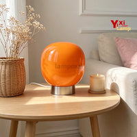 Lampe de table en verre à 3 teintes – lampe orange sur une table basse en bois