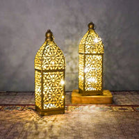 Lanterne marocaine – deux lanternes dorées allumées sur un tapis