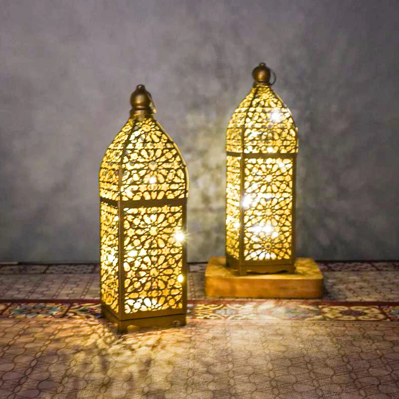 Lanterne marocaine – deux lanternes dorées allumées sur un tapis