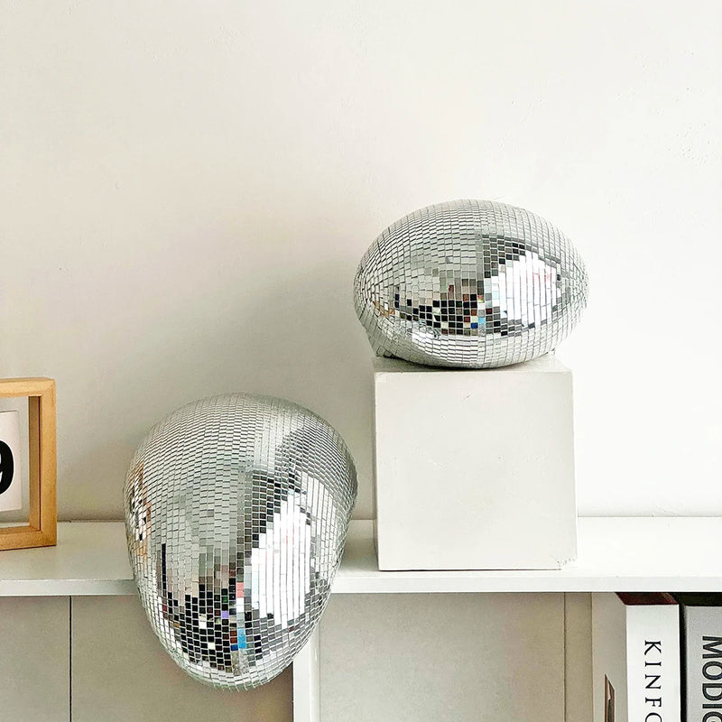 Boule à facettes déco fondue – deux boules, l'une sur un cube blanc et l'autre au bord d'une étagère