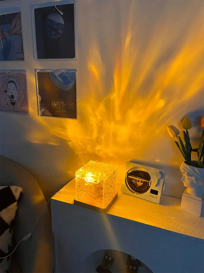 Lampe cristal ondulation d'eau – lampe cristal et reflets ambrés sur le mur