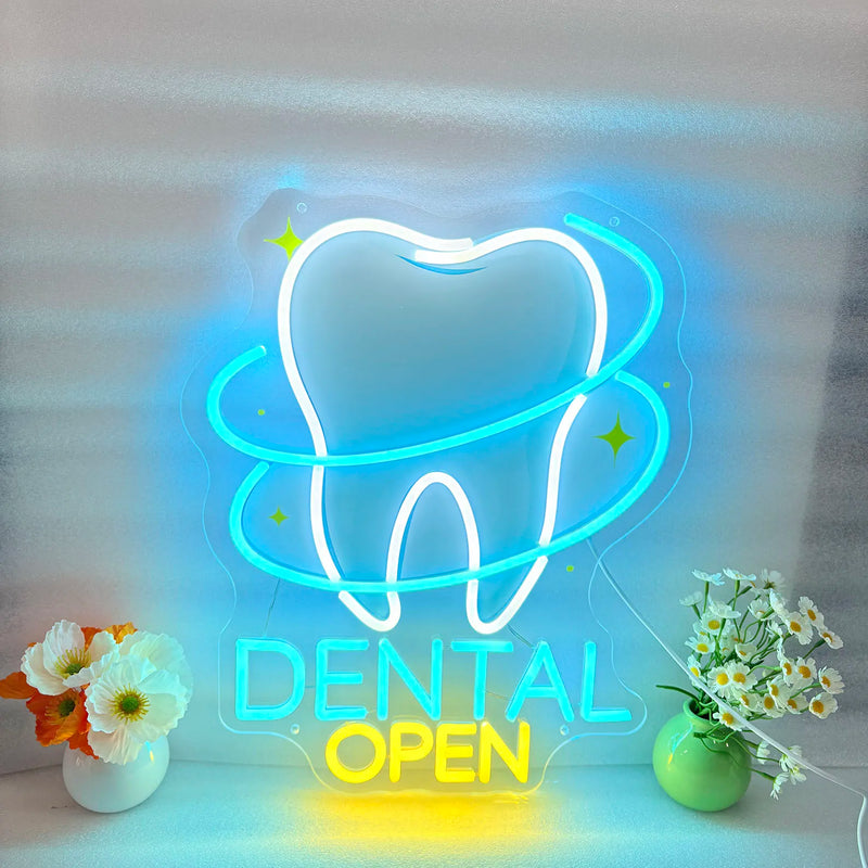 Enseigne néon dentiste DENTAL OPEN – sur un mur clair avec des vases de fleurs