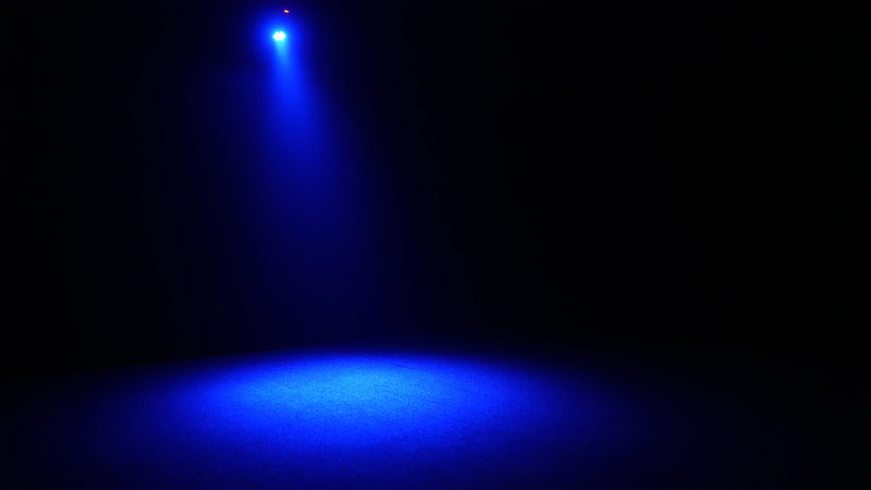 Lot de 4 mini lyres LED wash – faisceau bleu et tache de lumière au sol
