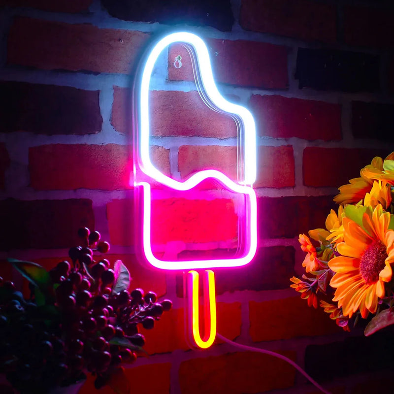 Néon LED glace esquimau – modèle blanc et rose allumé sur un mur de brique