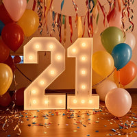 Chiffre marquee 73 cm – nombre 21 allumé devant des ballons