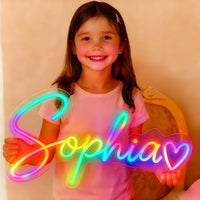 Néon prénom personnalisé RGB multicolore – enfant tenant un néon prénom « Sophia » avec un cœur