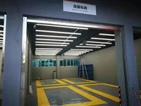 Barres LED murales de détailing – rangées de barres LED au plafond d'un atelier de carrosserie