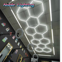 Éclairage LED nid d'abeille – plafond hexagonal éclairé dans un salon de coiffure