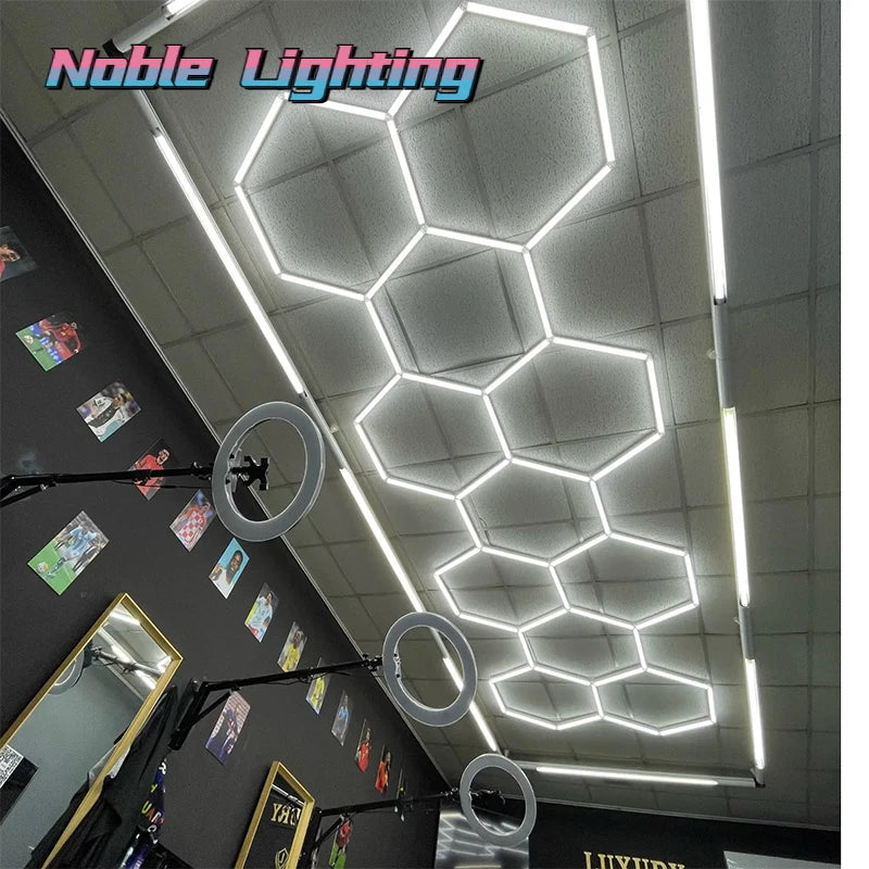 Éclairage LED nid d'abeille – plafond hexagonal éclairé dans un salon de coiffure